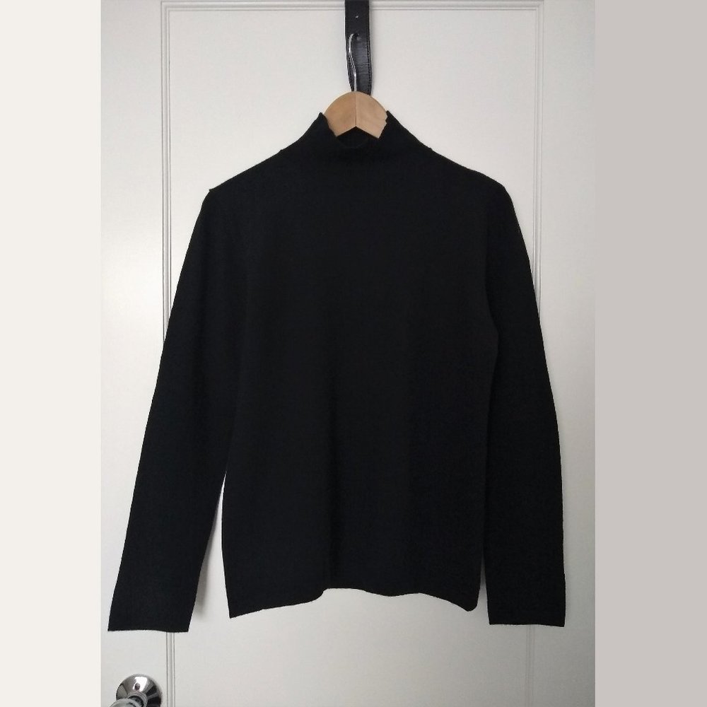 Black Mock Turtleneck Sweater (Medium)